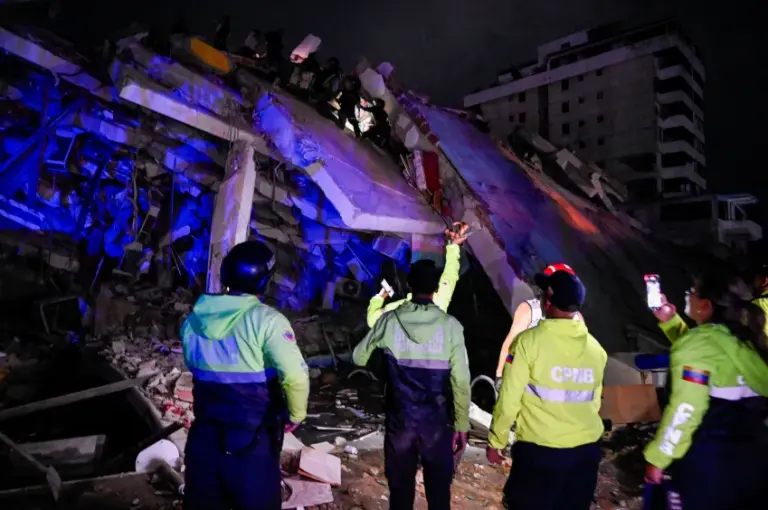 Equipes-de-emergencia-em-um-predio-danificado-apos-um-terremoto-em-La-Guaira-Venezuela-em-24-de-junho-de-2026